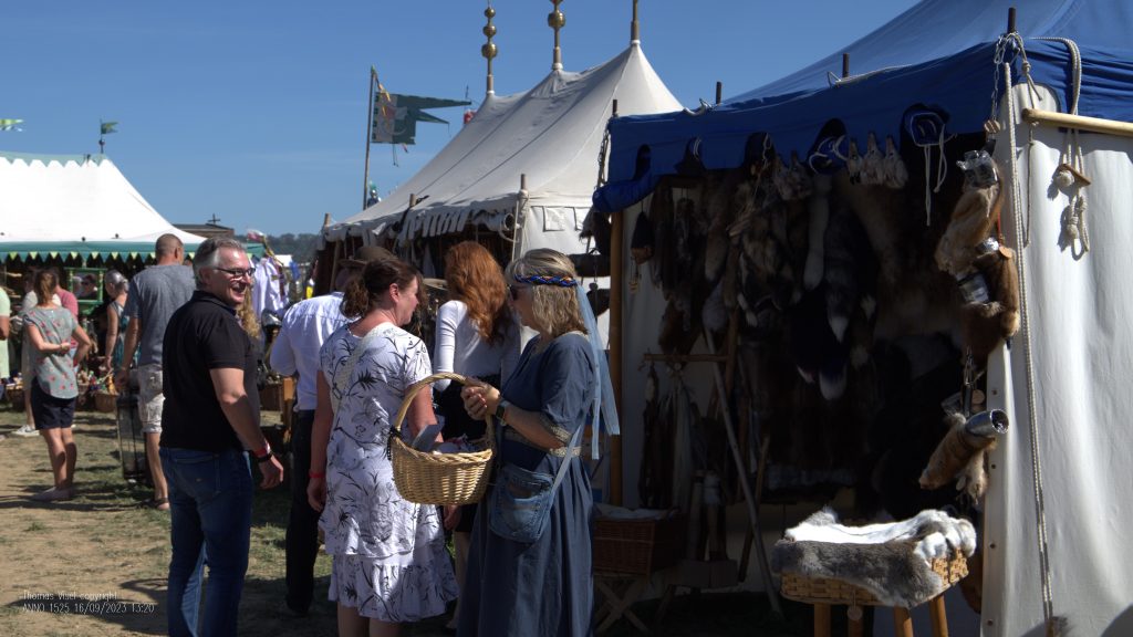 Besucher zwischen den Marktständen von ANNO 1525