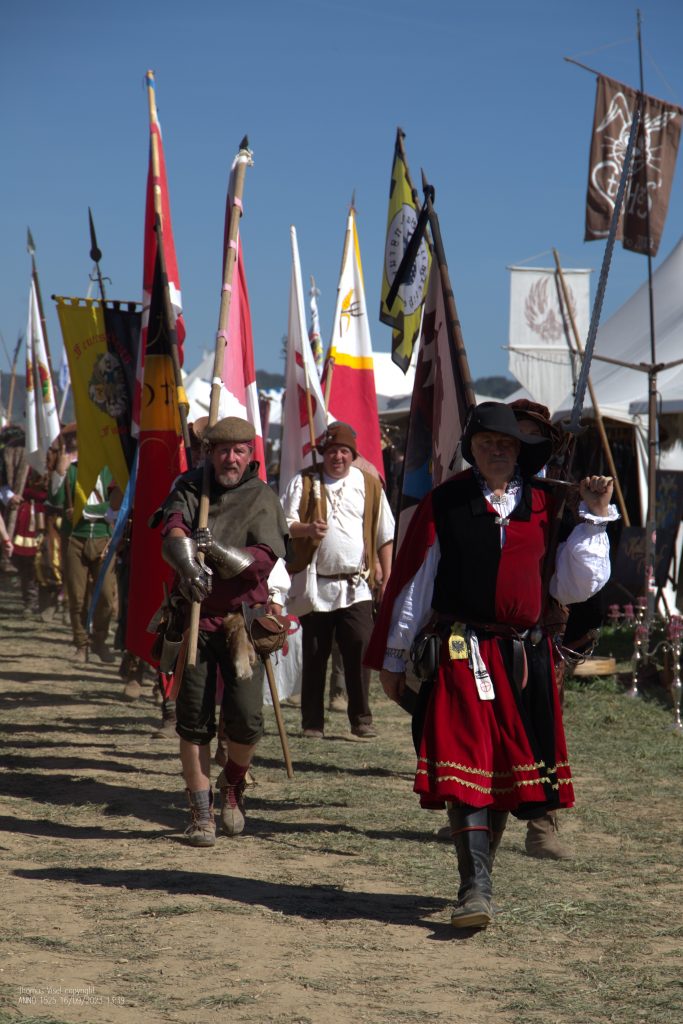 Fahnenträger beim historischen Umzug von ANNO 1525
